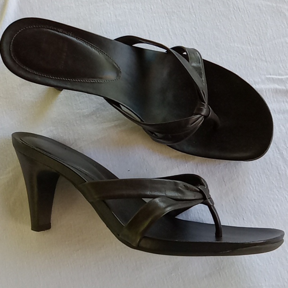 Gianni Bini brown leather slides